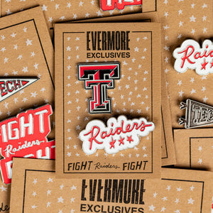 Coppia di spille in smalto Texas Tech™ Double T e Raiders Script a colori